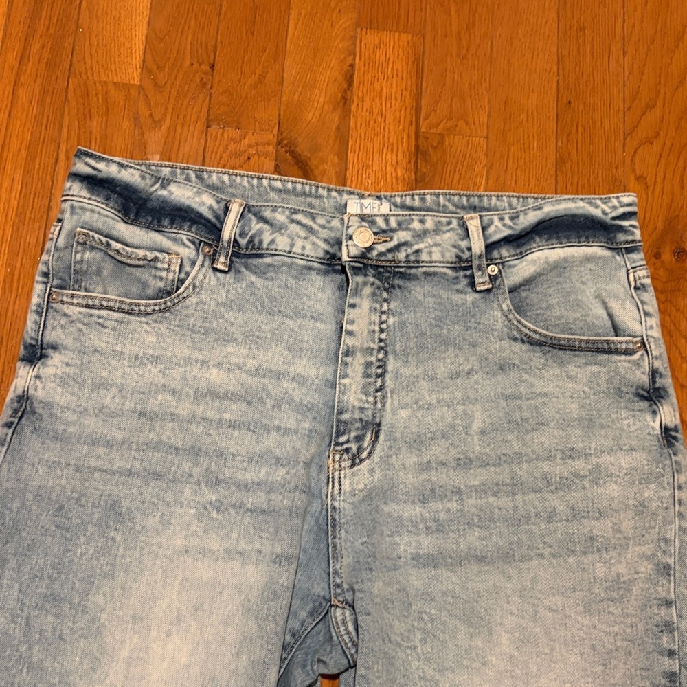 Time and Tru Faded Blue Relaxed Jeans w/raw hem Size 16 - Picture 3 of 5
